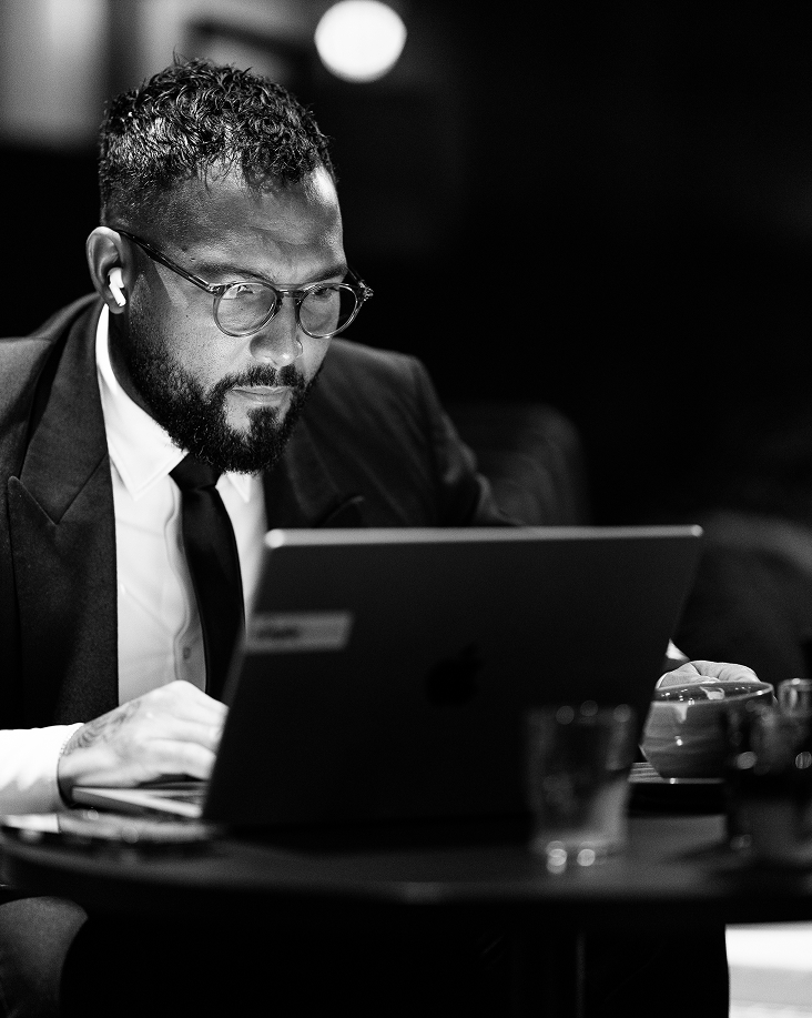 CEO arbejder fokuseret på laptop