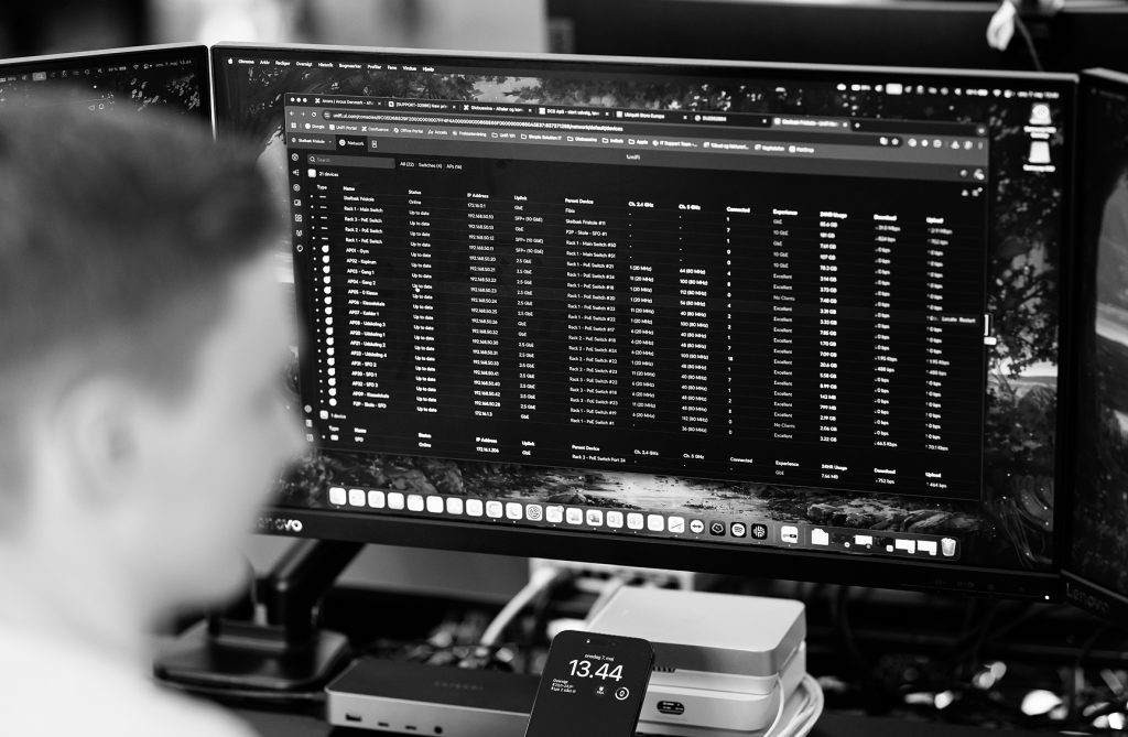 Mand arbejder på en computer med en browser åben