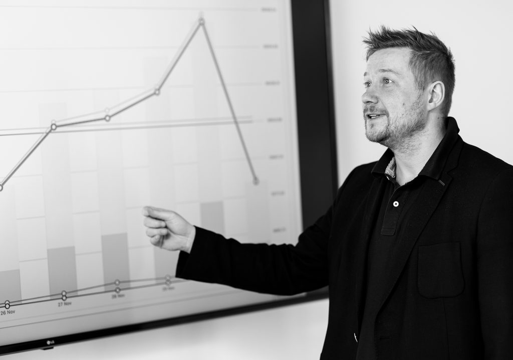 Medarbejder forklarer grafisk data
