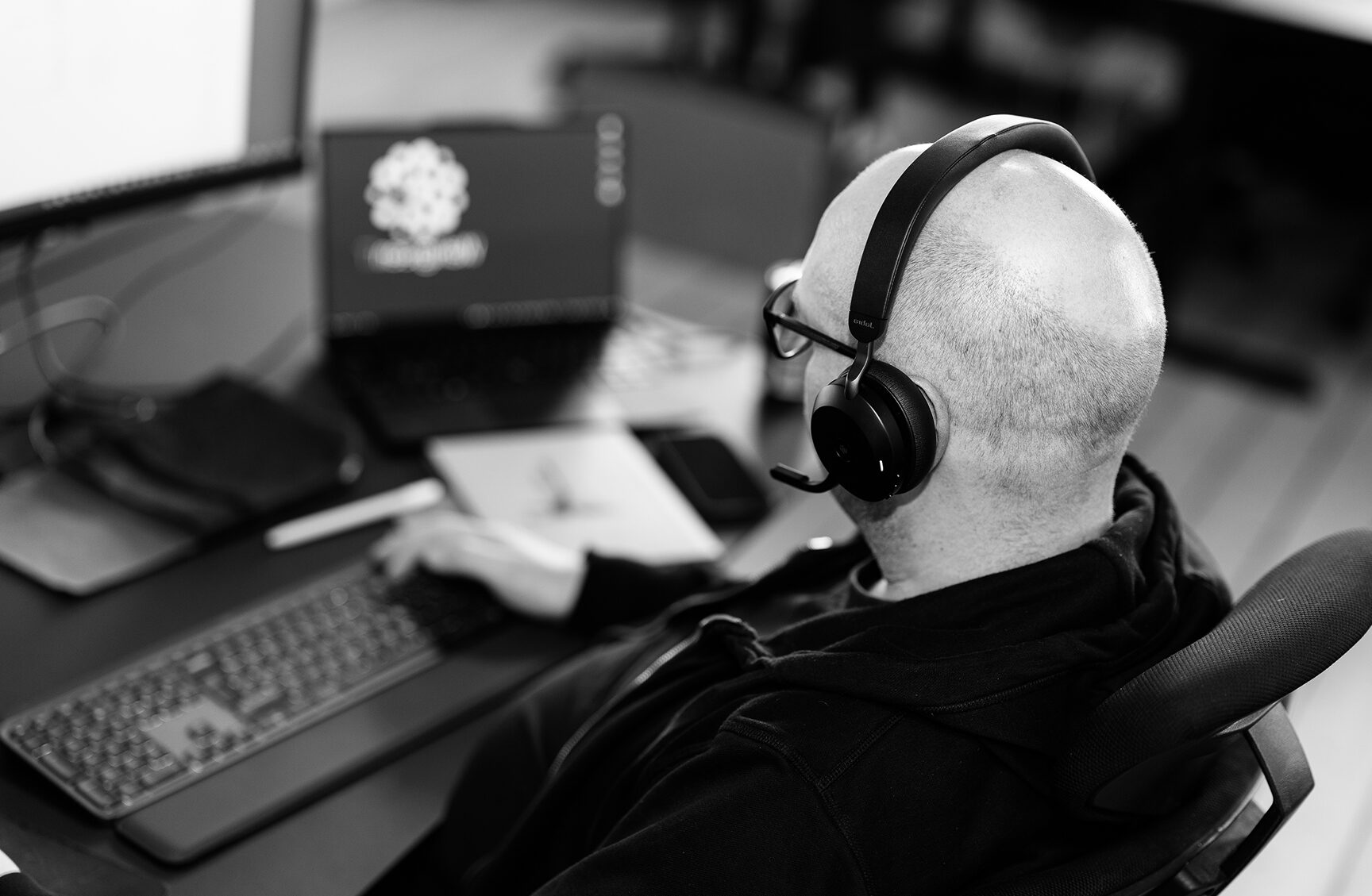 Person med trådløst headset, taster på keyboard