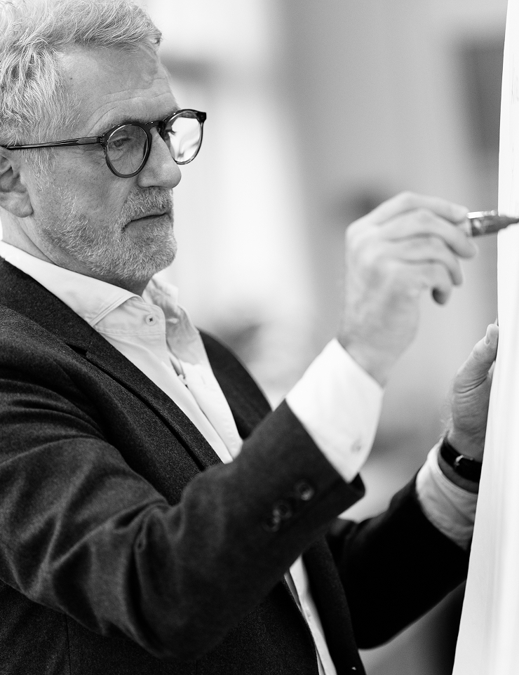 Person skriver med tus på whiteboard