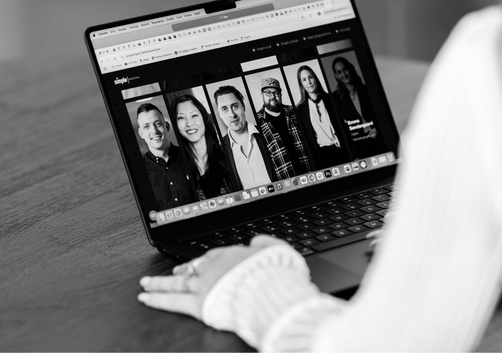 Overblik af Simple Solution medarbejdere på en laptop