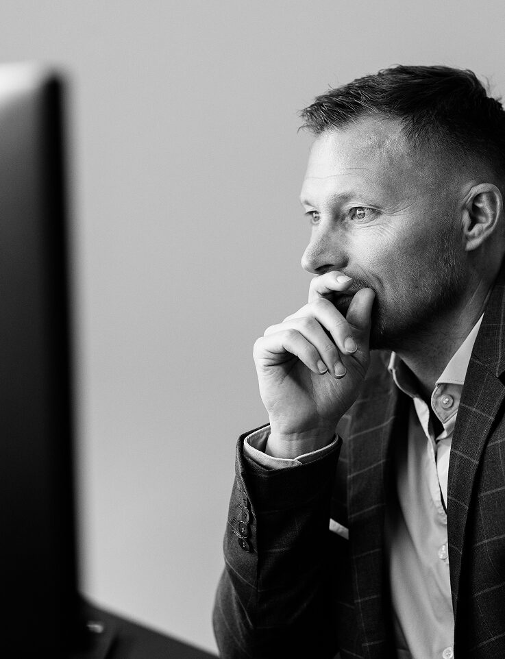 Fokuseret mand foran en skærm