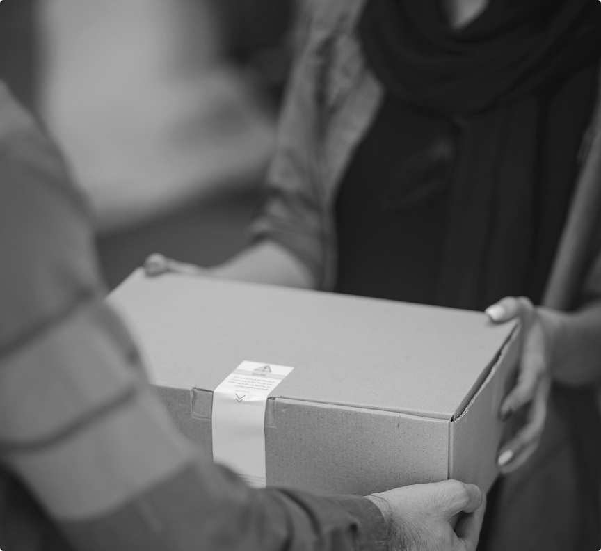 Person overdrager en pakke til en anden person