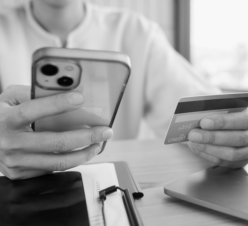 Person holder telefon og kreditkort i begge hænder